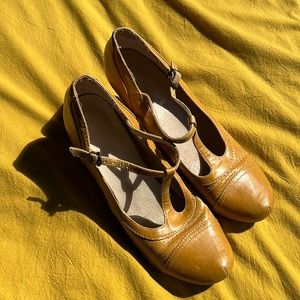 Chelsea Crew Shoes, Size 7, Mustard